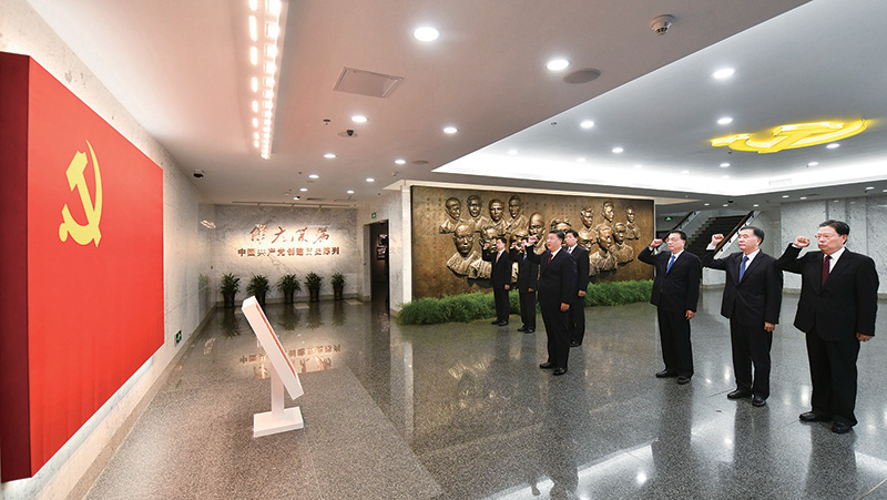 2017年10月31日，中共中央總書記、國家主席、中央軍委主席習(xí)近平帶領(lǐng)中共中央政治局常委李克強(qiáng)、栗戰(zhàn)書、汪洋、王滬寧、趙樂際、韓正，瞻仰上海中共一大會(huì)址和浙江嘉興南湖紅船。這是31日上午，在上海中共一大會(huì)址紀(jì)念館，習(xí)近平帶領(lǐng)其他中共中央政治局常委同志一起重溫入黨誓詞。 