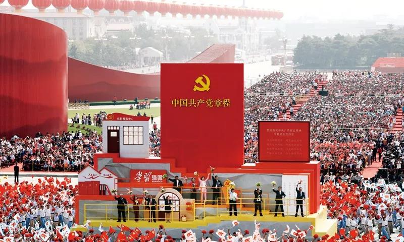 2019年10月1日上午，慶祝中華人民共和國成立70周年大會在北京天安門廣場隆重舉行。這是群眾游行中的“從嚴治黨”方陣。新華社記者 蘭紅光/攝