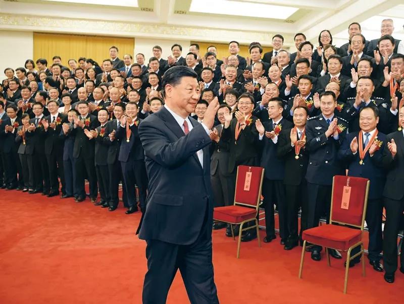 2019年6月25日，黨和國家領導人習近平、李克強、王滬寧等在北京人民大會堂會見第九屆全國“人民滿意的公務員”和“人民滿意的公務員集體”受表彰代表。新華社記者 李學仁/攝